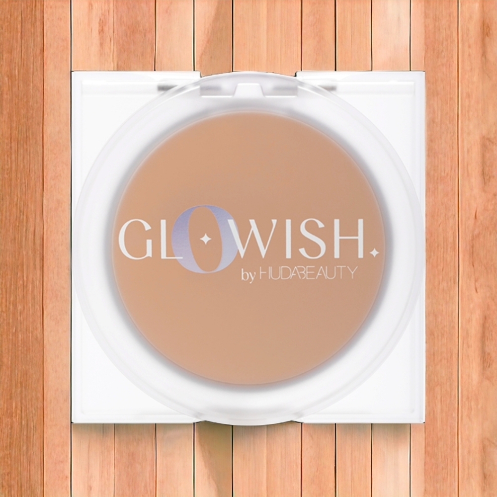 HUDA BEAUTY GloWish Luminous Pressed Powder in 02 Fair Light